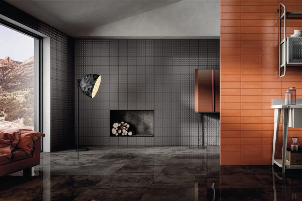 Salon avec sol en carrelage céramique gris, revêtement mural gris et orange.